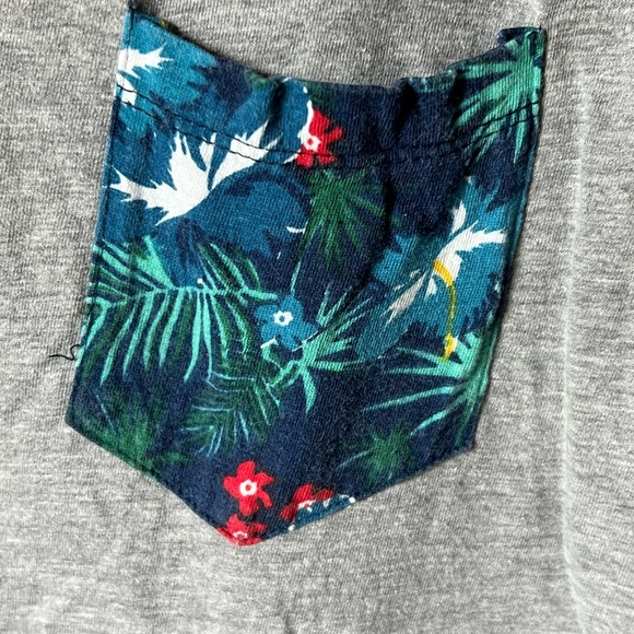 Broken Threads grey t-shirt with tropical print pocket and trim at the bottom - Picture 3 of 4